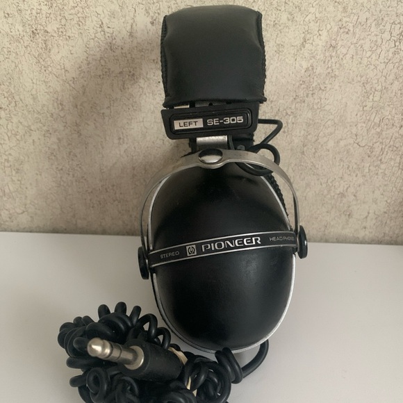 PIONEER SE-305 Black and Silver Headphones - Picture 1 of 7